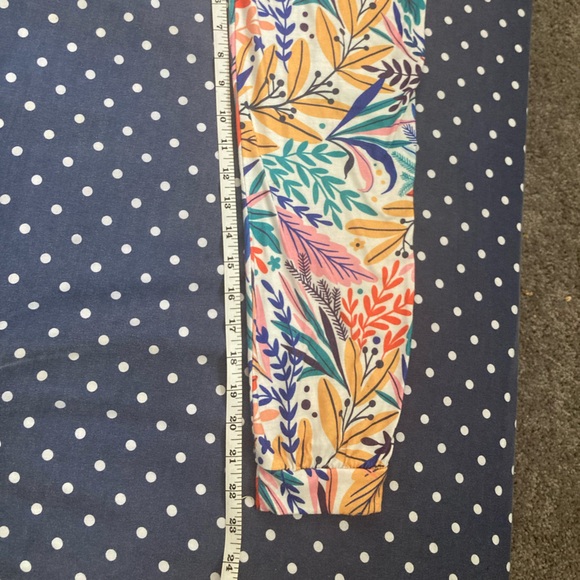 Girls’ Outfit Set: Pink top with floral shorts and pants - Picture 9 of 12